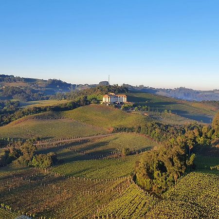 ホテル&スパ ド ヴィーニョ オートグラフ コレクション Bento Gonçalves エクステリア 写真 A view of the Monferrato hills
