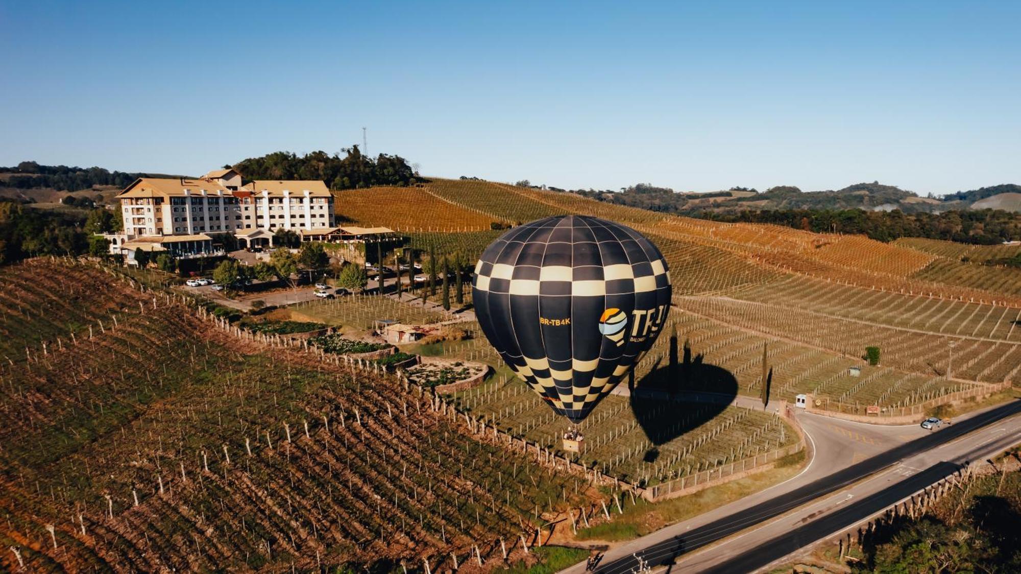 ホテル&スパ ド ヴィーニョ オートグラフ コレクション Bento Gonçalves エクステリア 写真 Hot air balloon over the vineyards of the resort